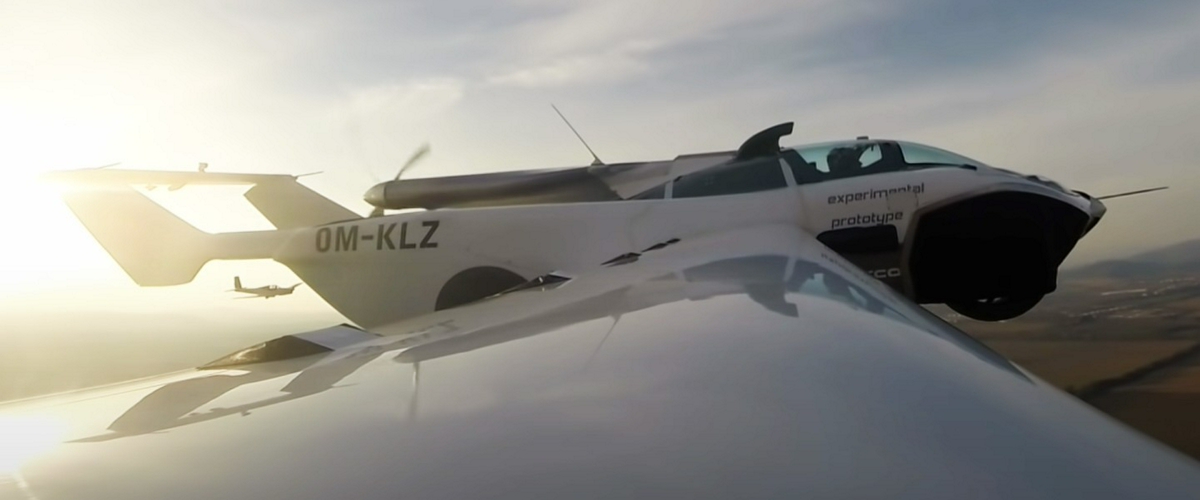 AirCar – автомобіль, що літає в небі (відео)
